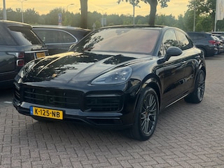 Porsche Cayenne 3.0 E-Hybrid / Trekhaak / Panoramadak / 360Camera / Head-up / Burmester / Softclose / Keyless / 21'' / Luchtvering / Nachtzicht / Carbon intr. / Sportdesign+Chrono / Stoelventilatie+Verwarming / Dodehoek