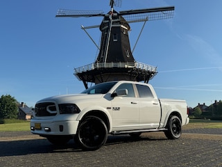 Dodge Pick-Up RAM 1500 / 5.7 HEMI V8 / 4X4 / LUCHTVERING