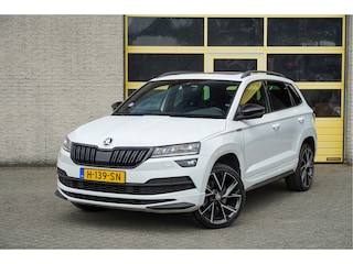 Skoda Karoq 1.5 TSI ACT 150PK! Automaat Sportline Business BJ2020 Lmv 19" | Led V+A | Pdc | Keyless | Panoramadak | Elek. achterklep | Verwarmde voorruit | Achteruitrijcamera | App-Connect | Navi | Virtual cockpit | Dashboard verlichting | Verwarmde voorstoelen