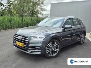 Audi Q5 55 TFSI e quattro Competition 367 PK AUTO | Glazen panorama-dak | Trekhaak uitklapbaar | Cruise control adaptief | Dodehoek detectie | Stoel verwarming | Navigatie| Parkeer sensoren | Afdaal assistent | Luchtvering | LED | DAB | 20"LMV