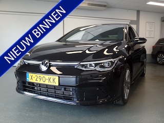 Volkswagen Golf 1.5 eTSI 2x R-Line automaat, 131pk!! Navigatie, Apple Carplay, Clima controle, Cruise controle, Sportstoelen R line, Elek ramen V/A, Parkeersensoren V/A, Xenon verlichting, Zwarte hemel, Lm velgen 17'', Full options, Nederlandse Bovag afleverpakket 695,-