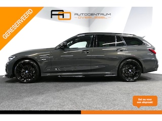 BMW 3-serie Touring 320e xDrive M Sport / M340i Diffuser / Black Diamond M Grille / M340i M Sport bumper pakket / Schuif-/kanteldak / Elektr. verstelbare voorstoelen (links met memory) / Stoelverwarming / Apple Carplay - Android Auto / Achteruitrijcamera / Ambienteverlichting / 19'' LMV / Shadow Line / Full LED / Adaptive Cruise Control