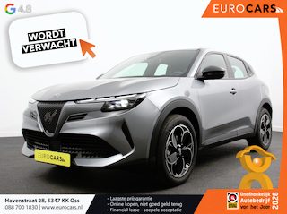 Alfa Romeo Junior Elettrica Automaat 156PK Adaptieve Cruise Control LMV 18 inch Full Led Matrix Parkeer sensoren Navigatie Apple Carplay / Android auto  Climate Control