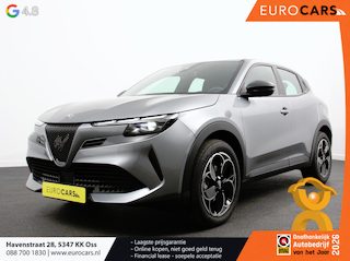 Alfa Romeo Junior Elettrica Automaat 156PK Adaptieve Cruise Control LMV 18 inch Full Led Matrix Parkeer sensoren Navigatie Apple Carplay / Android auto  Climate Control