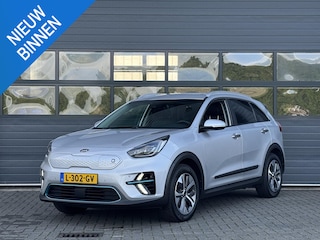 Kia Niro E-NIRO DYNAMICPLUSLINE 64 kWh (100% SOH) I V/D EERSTE EIGENAAR I 3-FASE LADEN I SCHUIF/KANTELDAK I P-CAMERA