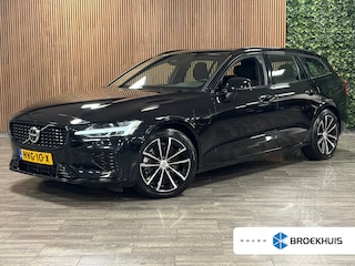 Volvo V60 T6 AWD Recharge Plus Dark | Trekhaak | 360° Camera | All Season banden | Harman Kardon | Adaptieve Cruise Control | Stoelverwarming voor+achter | Stuurwielverwarming | Pilot Assist | BLIS Dode Hoek Detectie | Elektrische voorstoelen geheugen | R-Design Contour stoelen met wit stiksel en bies | Zitting verlenging voorstoelen | 18 Inch | Google Infotainment | Keyless Drive | Parkeersensoren voor+achter | Elektrisch bedienbare achterklep | DAB Radio | Apple Carplay/Android Auto | Volvo On Call met mobiele App functie | Onyx Black Metallic |