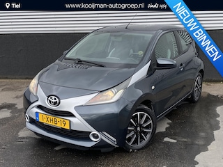 Toyota Aygo 1.0 VVT-i x-play Nederlandse auto, achteruitrijcamera, airconditioning, navigatie, Nieuw geleverd en dealeronderhouden, neerklapbare achterbank, nette auto!