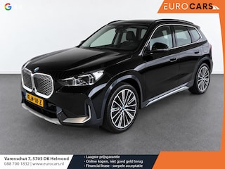 BMW iX1 xDrive30 67 kWh Trekhaak Harman Kardon 360 Camera Elektrisch Verstelbare Stoelen met Geheugenfunctie LED Koplampen Stoelverwarming 20 Inch Lichtmetalen BMW Individual Velgen