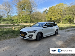 Ford Focus Wagon 1.0EB Hybrid ST Line | NL-AUTO! | 1E EIGENAAR! | ELEK. TREKHAAK | ADAPTIVE CRUISE | WINTERPACK | DODE HOEK | LED | PARK. SENSOREN V+A | DEALER OH!