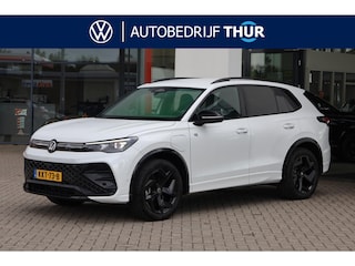 Volkswagen Tiguan 1.5 eHybrid R-Line Edition 60 mnd 100.000 km garantie Black style wegklapbare trekhaak LED matrix 4 x stoelverwarming voorruit- en stuurwielverwarming park assist pro IQ drive key less elektrische achterklep dynamische richtingaanwijzers privacy glas extra donker