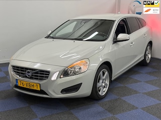 Volvo V60 1.6 T3 Momentum / SUPER NETJES / NETTE AUTO / RIJDT SCHAKELT TOP