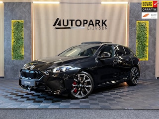 BMW 120 M Sport Pro PANO|FABRIEKSGARANTIE|HARMAN KARDON|DEALER ONDERHOUDEN|KEYLESS|CARPLAY|CAMERA|SFEERVERL|19INCH|BOMVOL!