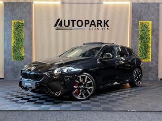 BMW 120 M Sport Pro PANO|FABRIEKSGARANTIE|HARMAN KARDON|DEALER ONDERHOUDEN|KEYLESS|CARPLAY|CAMERA|SFEERVERL|19INCH|BOMVOL!