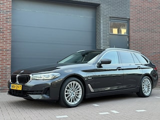 BMW 5-serie Touring 530e Business Edition Plus, Trekhaak, Camera, Leder, LED