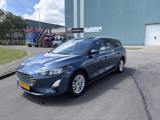 Ford Focus Wagon 1.0i EcoBoost Hybrid Titanium X Business 6-Bak 125 PK. Nieuwe auto en zeer zuinig !!! Open panoramadak !! Zeker een kansje deze auto !