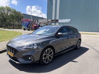 Ford Focus 1.0i EcoBoost ST Line Business 6-Bak 126 PK. Zeer mooie en als nieuw rijdende auto van de eerste eigenaar !!! Alle keuringen toegestaan !!
