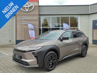 Toyota bZ4X Touring DYNAMIC 75 kWh NIEUW DIRECT LEVERBAAR! 360° CAMERA STOEL/STUURVERW WARMTEPOMP BLIND SPOT EL-ACHTERKLEP KEYLESS NAVI PARK-SENSOREN APPLE/ANDROID