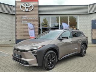Toyota bZ4X Touring DYNAMIC 75 kWh NIEUW DIRECT LEVERBAAR! 360° CAMERA STOEL/STUURVERW WARMTEPOMP BLIND SPOT EL-ACHTERKLEP KEYLESS NAVI PARK-SENSOREN APPLE/ANDROID
