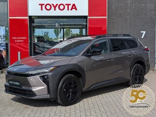 Toyota bZ4X Touring Dynamic 75 kWh NIEUW DIRECT LEVERBAAR! 360° CAMERA STOEL/STUURVERW WARMTEPOMP BLIND SPOT EL-ACHTERKLEP KEYLESS NAVI PARK-SENSOREN APPLE/ANDROID