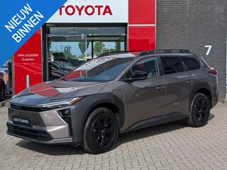 Toyota bZ4X Touring Dynamic 75 kWh NIEUW DIRECT LEVERBAAR! 360° CAMERA STOEL/STUURVERW WARMTEPOMP BLIND SPOT EL-ACHTERKLEP KEYLESS NAVI PARK-SENSOREN APPLE/ANDROID