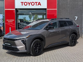 Toyota bZ4X Touring Dynamic 75 kWh NIEUW DIRECT LEVERBAAR! 360° CAMERA STOEL/STUURVERW WARMTEPOMP BLIND SPOT EL-ACHTERKLEP KEYLESS NAVI PARK-SENSOREN APPLE/ANDROID