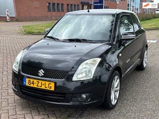 Suzuki Swift 1.5 Exclusive 3-Drs Airco Electric pakket Audio-CD/MP3 BAS LMV 16" ABS EBD Colorpakket Trekhaak Dealeronderh. Nw Apk!