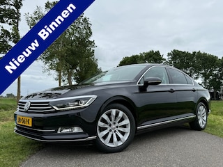 Volkswagen Passat 1.8 TSI Highline Automaat | Panoramadak | Apple CarPlay-Android Auto | Camera | Leder/Alcantara | Clima | PDC |