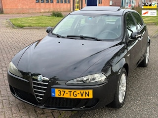 Alfa Romeo 147 1.6 T.Spark Veloce Collezione ECC Audio/CD Leder LMV 16" ABS TCS Cruise EBD Schuif-/kanteldak Dealeronderh. Nw Apk!