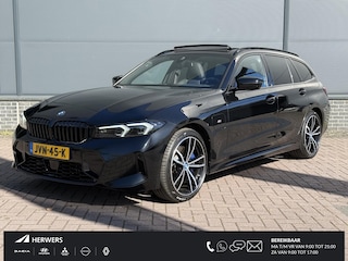 BMW 3-serie Touring 330e xDrive M-Sport PHEV / Shadow Line / Wide Screen / 1500kg Trekgewicht / M-pakket / Panorama dak / Parkeerassistent-pakket / 19" breedset LM wielen / Elektrische achterklep / Elektrische Stoelen / HUD / Apple Carplay/Android / Stoel Verwarming /