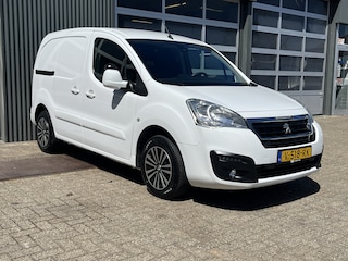 Peugeot Partner 120 1.6 BlueHDi Airco Cruise controle Trekhaak 1250kg trekgewicht 3-Peroons Parkeerhulp achter Schuifdeur Kastinrichting Euro 6 Bpm vrij voor particulier gebruik!!
