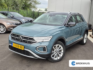 Volkswagen T-Roc 1.5 TSI R-Line Business+ 150 PK DSG/AUTO | Trekhaak afneembaar | Achteruitrijcamera | Parkeer assistent | Cruise control adaptief | Climate control | Stoel/stuur verwarming | Keyless entry/start | Apple carplay android auto | dodehoek detectie |  DAB | LED | 18"LMV