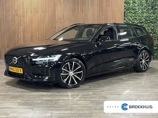 Volvo V60 T6 AWD Recharge Plus Dark | Trekhaak | 360° Camera | All Season banden | Harman Kardon | Adaptieve Cruise Control | Stoelverwarming voor+achter | Stuurwielverwarming | Pilot Assist | BLIS Dode Hoek Detectie | Elektrische voorstoelen geheugen | R-Design Contour stoelen met wit stiksel en bies | Zitting verlenging voorstoelen | 18 Inch | Google Infotainment | Keyless Drive | Parkeersensoren voor+achter | Elektrisch bedienbare achterklep | DAB Radio | Apple Carplay/Android Auto | Volvo On Call met mobiele App functie | Onyx Black Metallic |