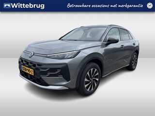 Volkswagen T-Roc 1.5 eTsi Life First Edition Zwenkbare trekhaak / Dodehoek detectie / Stuur en stoelverwarming / 17'' LMV