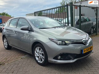 Toyota Auris 1.8 Hybrid Aspiration Navigatie achteruit camera cruis control trekhaak airco