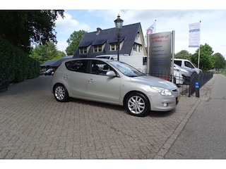 Hyundai i30 1.6i Dynamic Luxe NIEUW APK AIRCO NAVI