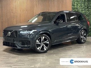 Volvo XC90 T8 AWD Recharge R-Design | Luchtvering | Trekhaak | 360 Camera | Harman Kardon | Adaptieve Cruise Control | Stoelverwarming voor+achter | Stuurwielverwarming | Standkachel met Volvo On Call App | 20 Inch | Full LED Meesturende koplampen | Pilot Assist | BLIS Dode Hoek Detectie | Elektrische voorstoelen geheugen | Lederen bekleding | Zitting verlenging voorstoelen | Keyless Drive | Parkeersensoren voor+achter | Privacy Glass | Elektrisch bedienbare achterklep | 7-Persoons | 4-Zone Climate Control | DAB Radio | Apple Carplay/Android Auto | Volvo On Call met mobiele App functie | Savile Grey Metallic |