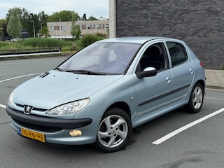 Peugeot 206 1.6-16V Gentry | Autom. | CarPlay/Android | APK Nieuw | Airco | Lage KM
