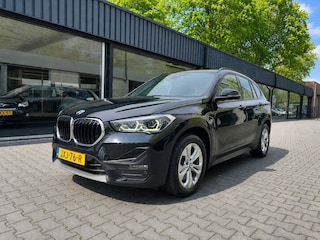 BMW X1 XDrive25e Head up display Navi Clima Cruise PDC Achteruitrij camera Trekhaak 17 inch Automatische achterklep