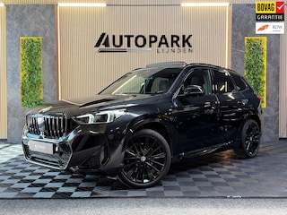 BMW X1 XDrive25e |M-Sport|PANO|HuD|360 CAMERA|TREKHAAK|FABRIEKSGARANTIE|DEALER ONDERHOUDEN|SFEERVERLICHTING|DODEHOEK ASSISTENT|VOL