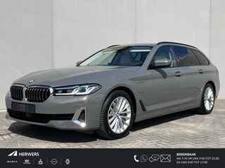 BMW 530e xDrive Luxury Line / Dealer onderhouden / Accu SoH 90 % / EAER 52 km / 2.000 kg Elektrische trekhaak / Elektrische stoelen & klep / Stuur- en stoelverwarming / Apple Carplay Android / 18" LM wielen & All Season banden /