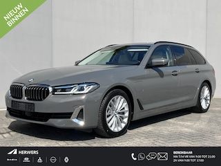 BMW 530e xDrive Luxury Line / Dealer onderhouden / Accu SoH 90 % / EAER 52 km / 2.000 kg Elektrische trekhaak / Elektrische stoelen & klep / Stuur- en stoelverwarming / Apple Carplay Android / 18" LM wielen & All Season banden /