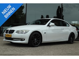 BMW 3-serie COUPÉ 320I BUSINESS LINE M-SPORT | SCHUIFDAK | XENON | HARMAN/KARDON | KEY-LESS | LEDER | NAVI | TREKHAAK
