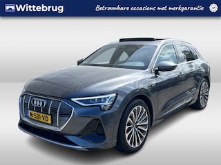 Audi e-Tron 55 quattro S-Line 95 kWh / 94% SOH/ LUCHTVERING/ 408 PK/ PANO/ 2X S-LINE/ CAMERA/ PARK. SENSOREN/ MEMORY SEATS/ ELEK. ACHTERKLEP/ STOELVERWARM./ SMARTPHONE INTERFACE/ ADAPT. CRUISE/ AFDAAL ASSISTENT/ NAVI/ CLIMA/ DAB