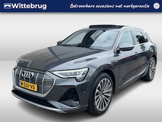 Audi e-Tron 55 quattro S-Line 95 kWh / 94% SOH/ LUCHTVERING/ 408 PK/ PANO/ 2X S-LINE/ CAMERA/ PARK. SENSOREN/ MEMORY SEATS/ ELEK. ACHTERKLEP/ STOELVERWARM./ SMARTPHONE INTERFACE/ ADAPT. CRUISE/ AFDAAL ASSISTENT/ NAVI/ CLIMA/ DAB