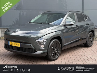 Hyundai Kona Pure Edition 64.8 kWh / Stuur & Stoelverwarming / Navigatie / Achteruitrijcamera / Apple CarPlay & Android Auto / Parkeersensoren V + A /