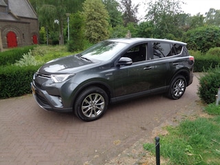 Toyota RAV4 2.5 VVT-i Hybrid 197pk AWD Aut Edition met 1500 kg trekgewicht, rijklaar met dealeronderhoud en 12 maanden BOVAG garantie.
