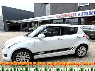 Suzuki Swift 1.2 Bandit EASSS 95 Pk 4-cilinder Benzine * PRACHTIGE AUTOMOBIEL * * Airco * Trekhaak * Stoelverwarming * Cruise Control * Kilometer Autopas * Vingerhoets; Vierde Generatie Eersteklas Service. Al meer dan 100 jaar een begrip in de Brabantse Kempen.