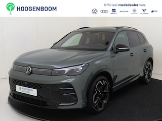 Volkswagen Tiguan 1.5 eHybrid R-Line Edition | SoH 99% | Panoramadak | Lederen bekleding ‘Varenna’ | Trekhaak | Head-up display | 360 camera | Harman/kardon | Adaptieve demping | Black style |