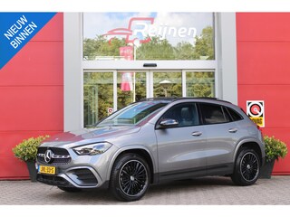 Mercedes-Benz GLA 250 e AMG Line | PANORAMISCH SCHUIF/KANTEL DAK | SFEER VERLICHTING | ELEKTRISCH BEDIENBARE VOORSTOELEN MET GEHEUGENFUNCTIE EN "ZITKINEMATICA" | DRAADLOZE APPLE CARPLAY/ANDROID AUTO | NIGHT PAKKET: DAKRELING ZWART, ZIJRUITEN EN ACHTERRUITEN ZWART, LICHTMETALEN VELGEN 19" ZWART | HEAD UP DISPLAY | REALITY-NAVIGATIE | 360° CAMERA | MULTI BEAM LED KOPLAMPEN | DODEHOEK DETECTIE | ADAPTIVE CRUISE CONTROL | KEYLESS GO | ELEKTRISCH BEDIENBARE ACHTERKLEP | DRAADLOZE TELEFOONLADER | PREMIUM AUDIO | STOEL VERWARMING |