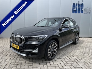 BMW X1 xDrive20i High Executive X-line Trekhaak Navigatie Zwart Leder Stoelverwarming 19 Inch Velgen Parkeersensoren Led Koplampen Elektrische Achterklep Sportstoelen 8-traps Automaat 2000 kg geremd trekgewicht !